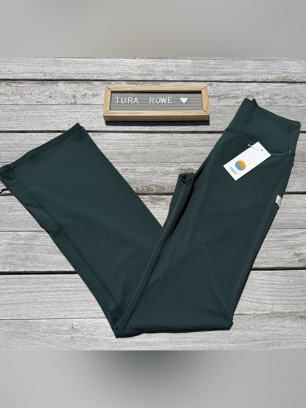 Vuori AllTheFeels Slim Flare Pant Hemlock Green Size Medium NWT